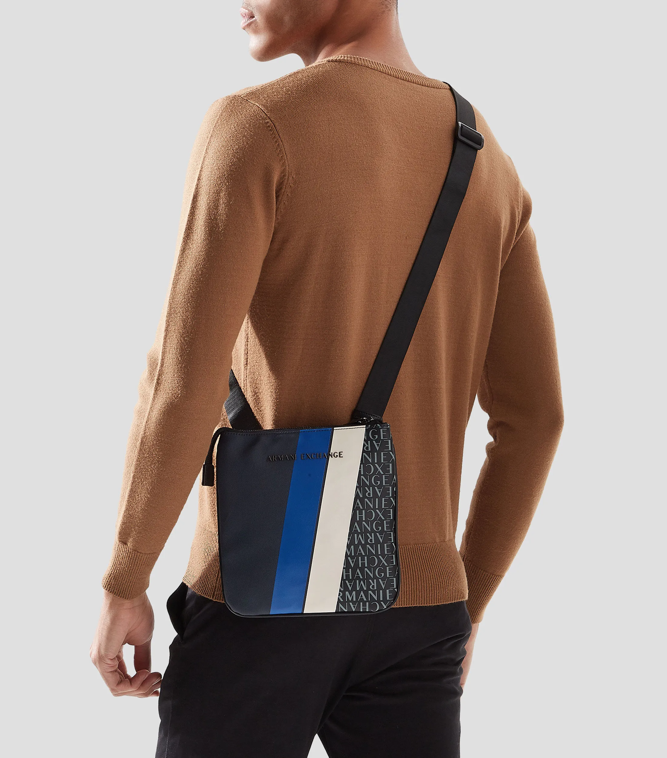 A821_Armani Exchange Bolso messenger multidiseño monogram Hombre