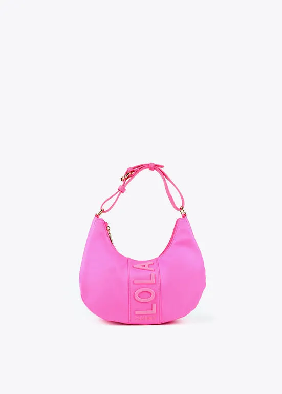 Bolso media luna nylon fluor detalle placa LOLA FUCSIA Lola Casademunt