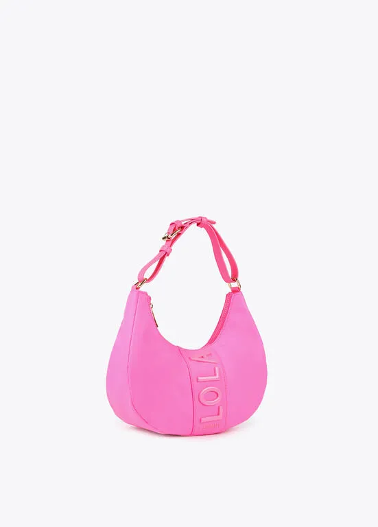 Bolso media luna nylon fluor detalle placa LOLA FUCSIA Lola Casademunt