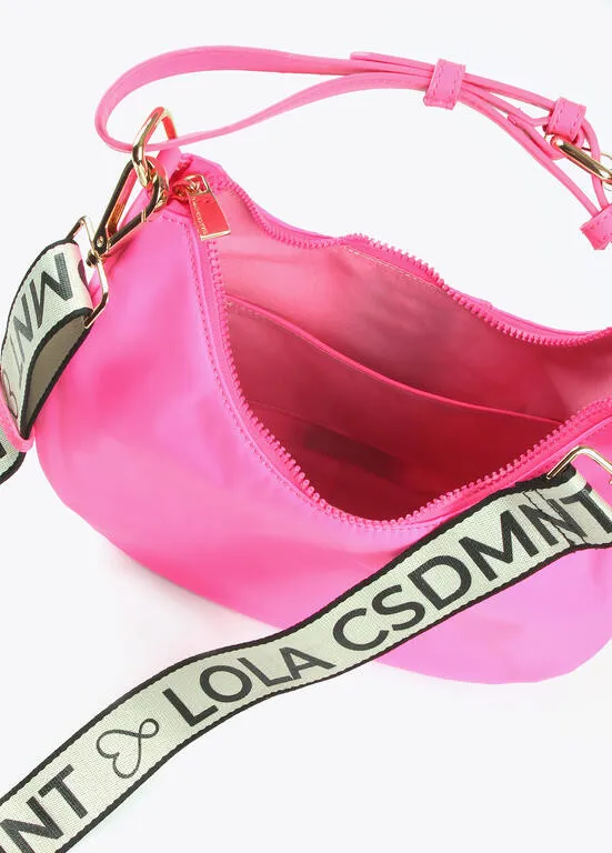 Bolso media luna nylon fluor detalle placa LOLA FUCSIA Lola Casademunt