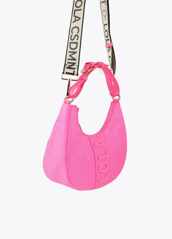 Bolso media luna nylon fluor detalle placa LOLA FUCSIA Lola Casademunt