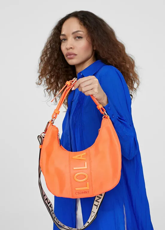 Bolso media luna nylon fluor detalle placa LOLA NARANJA Lola Casademunt