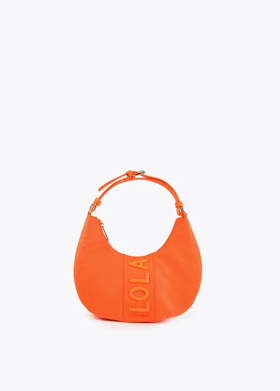 Bolso media luna nylon fluor detalle placa LOLA NARANJA Lola Casademunt