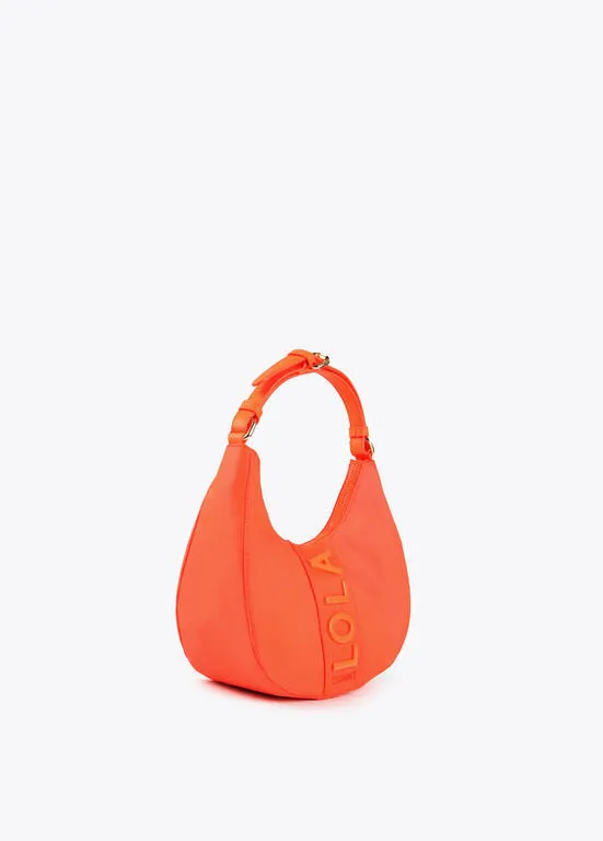 Bolso media luna nylon fluor detalle placa LOLA NARANJA Lola Casademunt