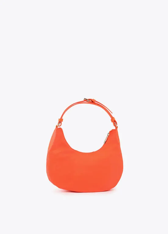 Bolso media luna nylon fluor detalle placa LOLA NARANJA Lola Casademunt