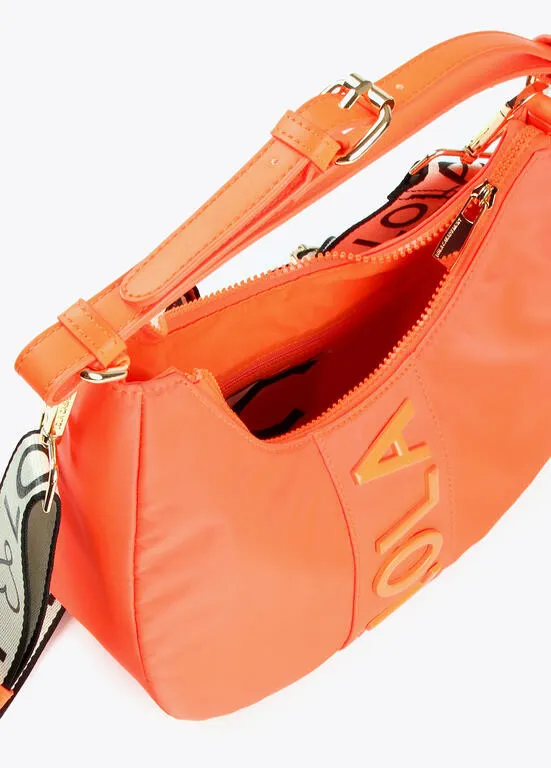 Bolso media luna nylon fluor detalle placa LOLA NARANJA Lola Casademunt