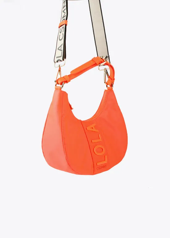 Bolso media luna nylon fluor detalle placa LOLA NARANJA Lola Casademunt