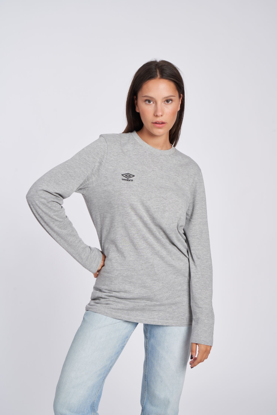 CAMISETA UMBRO FW SMALL LOGO LS TEE GREY