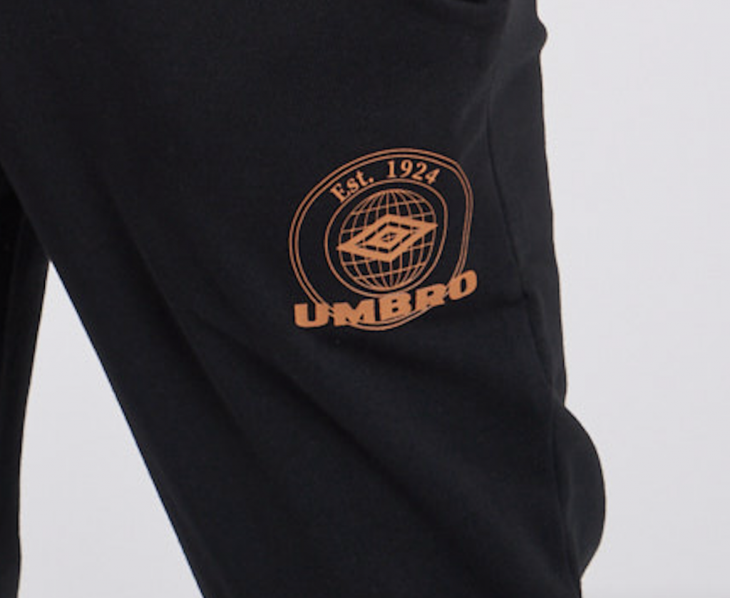 PANTALÓN UMBRO COLLEGIATE GRAPHIC JOGGER BLACK