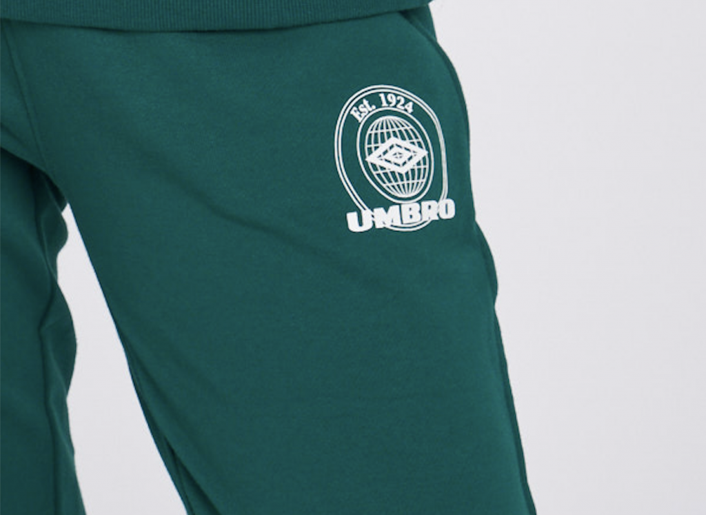 PANTALÓN UMBRO COLLEGIATE GRAPHIC JOGGER STORM