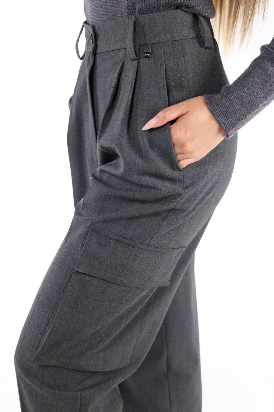 Pantalón de traje gris estilo cargo